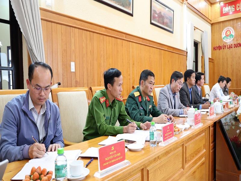 Lãnh đạo Văn phòng Huyện ủy, Công an, Ban Chỉ huy Quân sự, Chủ tịch Ủy ban MTTQ Việt Nam huyện tham dự buổi làm việc