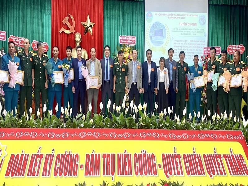 Tặng Giấy khen của UBND huyện Lạc Dương cho các tập thể và cá nhân hoàn thành xuất sắc nhiệm vụ trong Phong trào Thi đua Quyết thắng giai đoạn 2019 - 2024