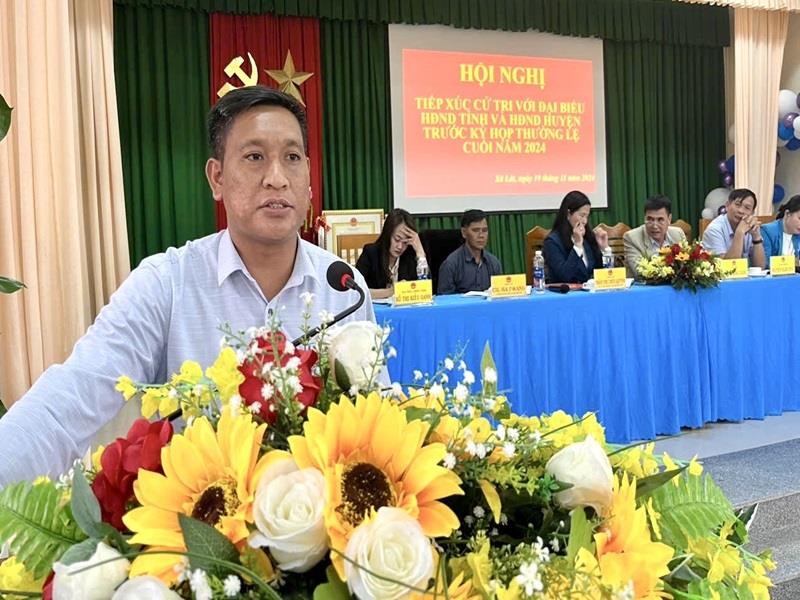 Đại diện lãnh đạo xã Lát trả lời ý kiến cử tri