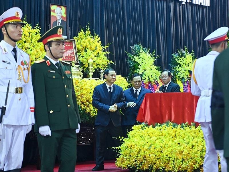 Đoàn đại biểu tỉnh Lâm Đồng viếng Tổng Bí thư Nguyễn Phú Trọng