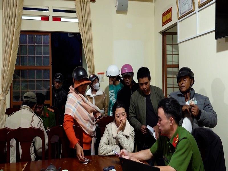 Công an xã Đạ Sar tranh thủ làm ban đêm để hướng dẫn người dân