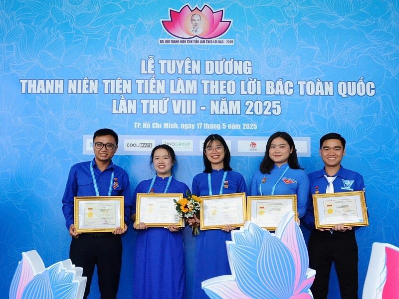 5 đại biểu tỉnh Lâm Đồng tham dự Đại hội Thanh niên tiên tiến làm theo lời Bác lần thứ VIII do Trung ương Đoàn TNCS Hồ Chí Minh tổ chức từ ngày 16 - 18/5. Ảnh: Việt Quỳnh