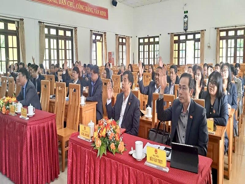 Các đại biểu biểu quyết thông qua các Nghị quyết tại kỳ họp