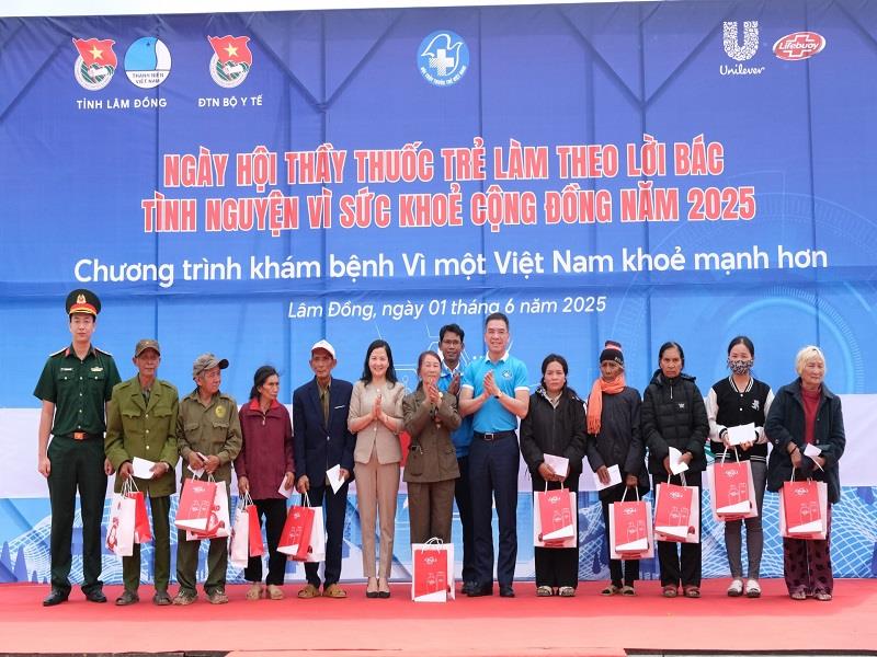 Ban tổ chức tặng quà cho các gia đình chính sách, đồng bào dân tộc thiểu số có hoàn cảnh khó khăn