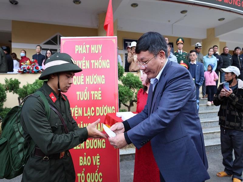 Các đồng chí lãnh đạo huyện tặng hoa và quà động viên tân binh