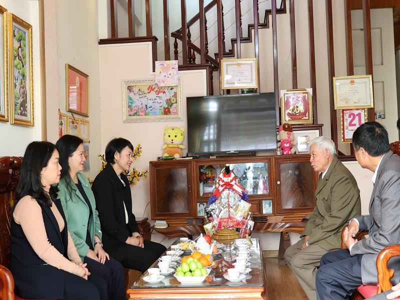 Phó Bí thư Thường trực Tỉnh ủy, Chủ tịch HĐND tỉnh Lâm Đồng Phạm Thị Phúc ân cần thăm hỏi sức khỏe, đời sống của thương binh Văn Chương Kiểu