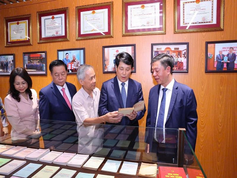 Các đại biểu tham quan gian trưng bày sách của Nhà xuất bản Chính trị quốc gia Sự thật