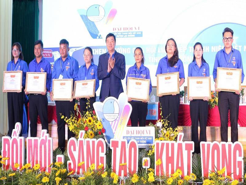 Tặng Bằng khen của Hội LHTN Việt Nam tỉnh Lâm Đồng cho các tập thể và cá nhân