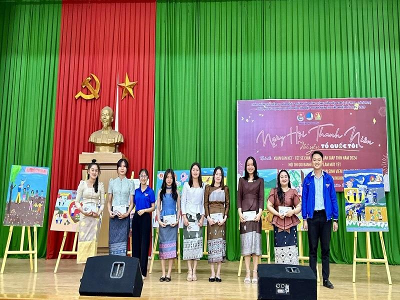 Tặng quà Tết cho sinh viên Lào