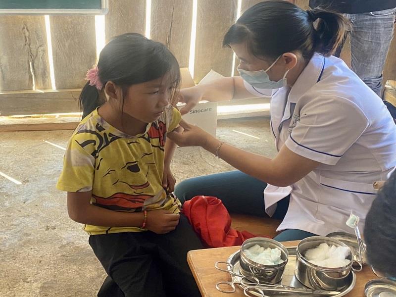 Tiêm vắc xin sởi cho trẻ em trong trường học ở vùng sâu, vùng xa trong tỉnh