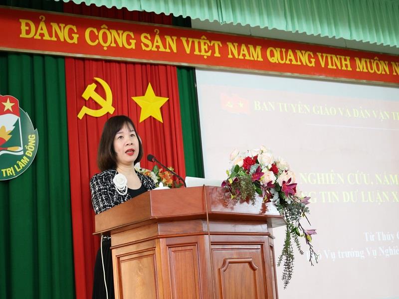 Phó Vụ trưởng Vụ Nghiên cứu dư luận xã hội, Ban Tuyên giáo và Dân vận Trung ương Từ Thuý Quỳnh trình bày chuyên đề Công tác nghiên cứu, nắm bắt, xử lý thông tin dư luận xã hội