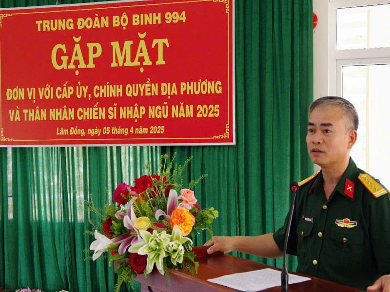 Đại tá Nguyễn Văn Sơn - Chính ủy Bộ Chỉ huy Quân sự tỉnh phát biểu tại buổi gặp mặt