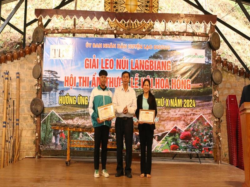 Phó Chủ tịch UBND huyện Lạc Dương Cil Poh trao Giấy khen cho các đội đạt giải Nhì