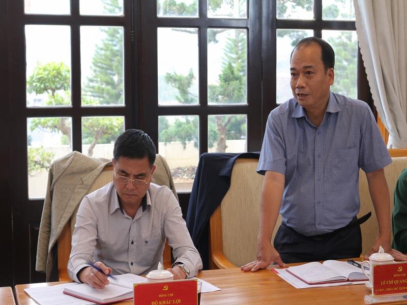 Phó Chủ tịch UBND huyện Lạc Dương Lê Chí Quang Minh báo cáo về khó khăn, vướng mắc trong tiến độ cấp giấy chứng nhận quyền sử dụng đất, tình trạng san ủi đất, khai thác khoáng sản trái phép