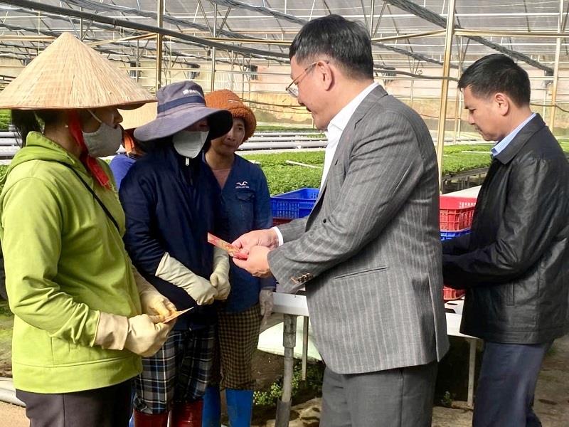 Chủ tịch UBND huyện Lạc Dương Bùi Thế lì xì đầu năm mới cho công nhân các doanh nghiệp