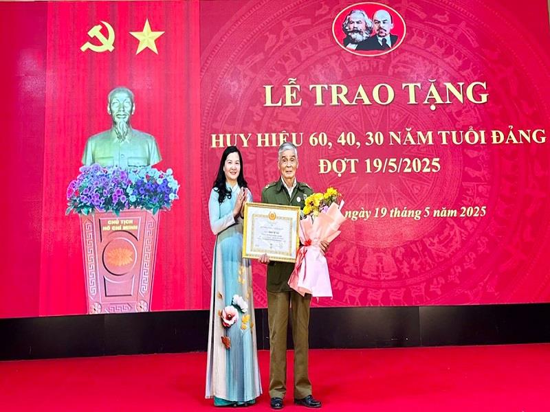 Bí thư Huyện ủy Lạc Dương Trần Thị Chúc Quỳnh trao Huy hiệu 60 năm tuổi đảng cho đảng viên Hoàng Thế Minh - Đảng bộ thị trấn Lạc Dương