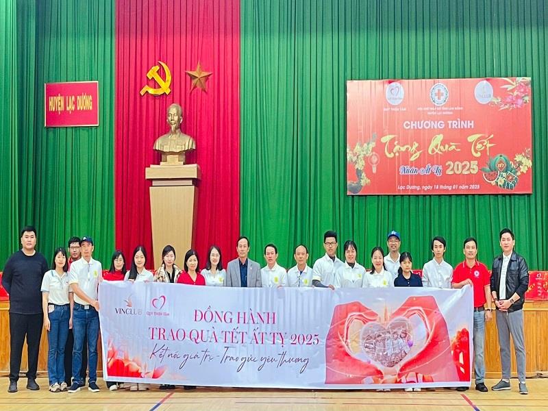 Các tình nguyện viên thuộc Tập đoàn Vingroup đồng hành với chương trình Tết Nhân ái Xuân Ất Tỵ 2025 tại Lâm Đồng