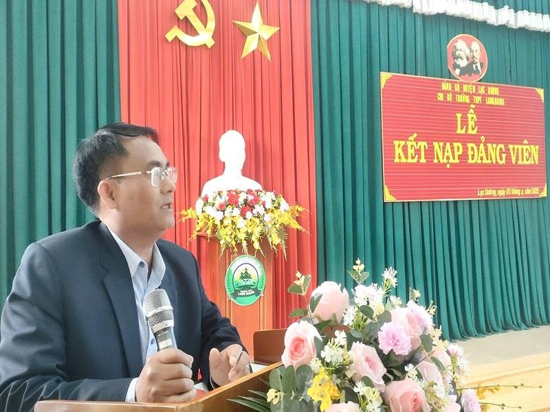 Phó Bí thư Thường trực Huyện ủy Lạc Dương Ya Tiong chúc mừng các đảng viên mới được kết nạp