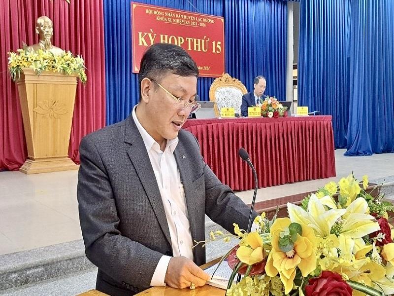 Chủ tịch UBND huyện Lạc Dương Bùi Thế trả lời chất vấn
