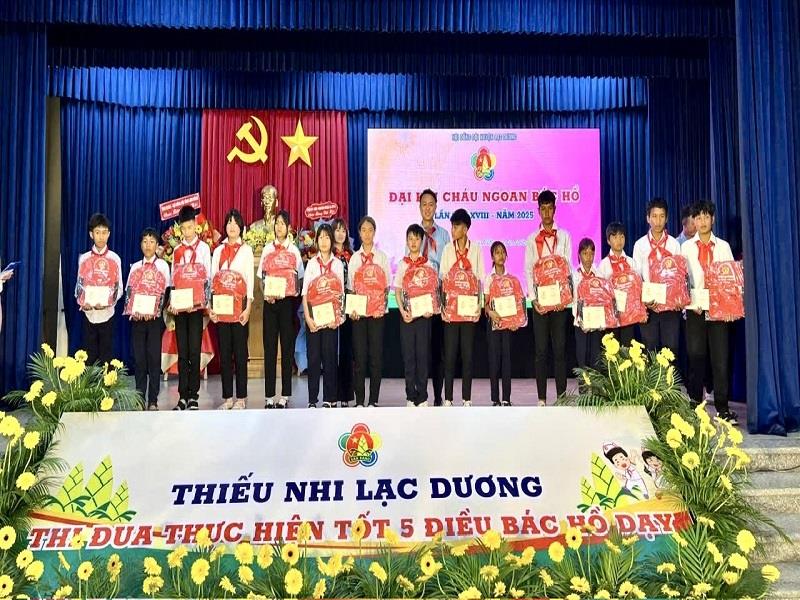 Bí thư Huyện Đoàn, Chủ tịch Hội đồng Đội huyện Lạc Dương Phạm Đức Tuyên tặng quà và trao chứng nhận cho các đại biểu Cháu ngoan Bác Hồ
