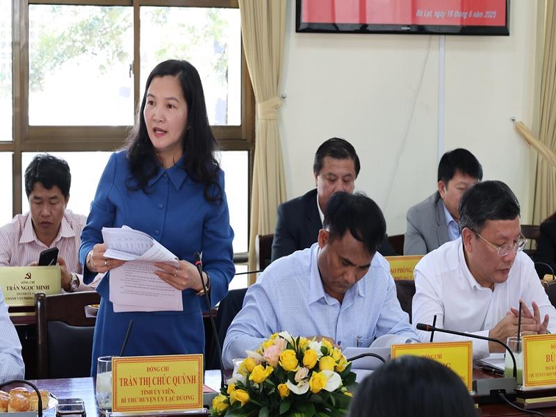 Đồng chí Trần Thị Chúc Quỳnh - Bí thư Huyện ủy Lạc Dương báo cáo tại buổi làm việc