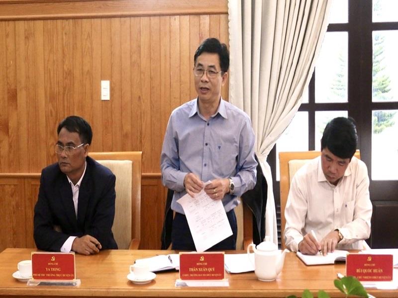 Trưởng Ban Tổ chức Huyện ủy Thân Xuân Quý báo cáo tình hình xây dựng đội ngũ cán bộ nữ trên địa bàn
