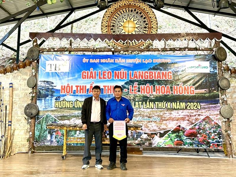 Trao giải cho đội đạt giải Ba