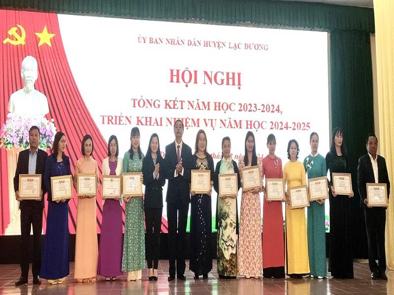 Bí thư Huyện ủy Lạc Dương Trần Thị Chúc Quỳnh và Phó Chủ tịch UBND huyện Cil Poh trao Giấy khen của UBND huyện cho các cá nhân