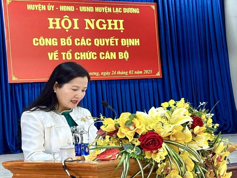 Bí thư Huyện ủy Lạc Dương Trần Thị Chúc Quỳnh phát biểu giao nhiệm vụ