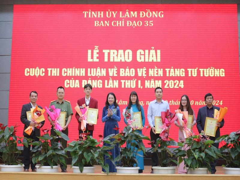 Nhà báo Hồ Thị Lan - Tổng Biên tập Báo Lâm Đồng trao Giấy chứng nhận cho các tác giả, nhóm tác giả đạt giải C Cuộc thi chính luận về bảo vệ nền tảng tư tưởng của Đảng tỉnh Lâm Đồng