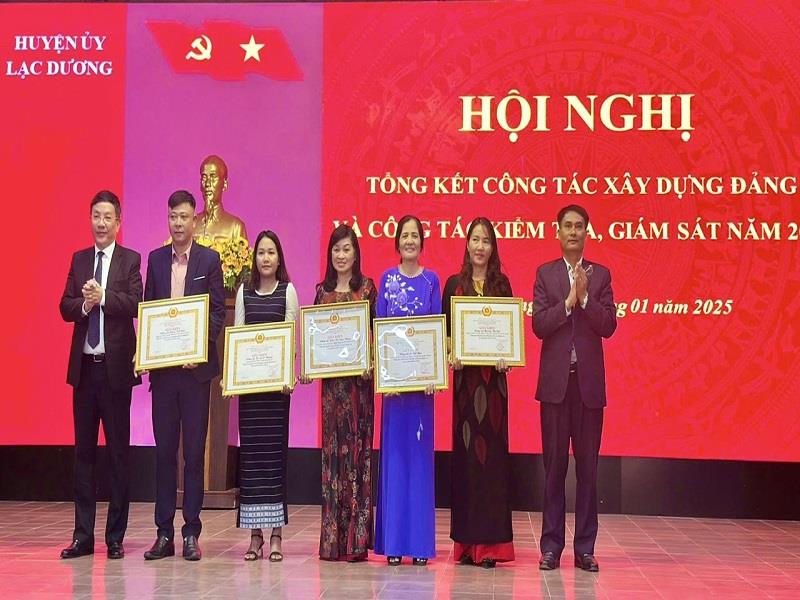 Tặng Giấy khen cho các đảng viên hoàn thành xuất sắc nhiệm vụ 5 năm liền (2020 - 2024)
