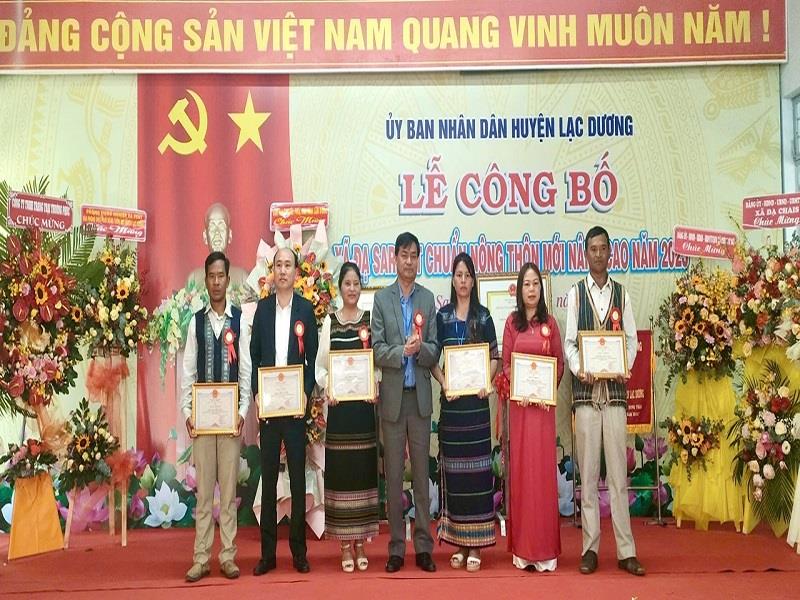 Bí thư Đảng ủy xã Đạ Sar Trần Tuấn Anh trao Giấy khen của UBND xã cho các cá nhân có thành tích trong công tác xây dựng nông thôn mới nâng cao