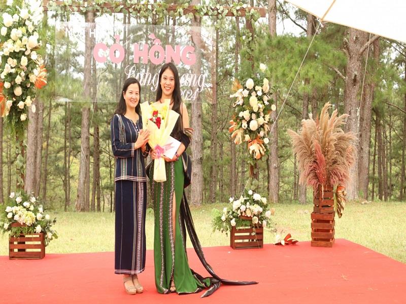 Bí thư Huyện ủy Lạc Dương Trần Thị Chúc Quỳnh trao giải cho đội có phần thi trình diễn trang phục truyền thống các dân tộc ấn tượng nhất