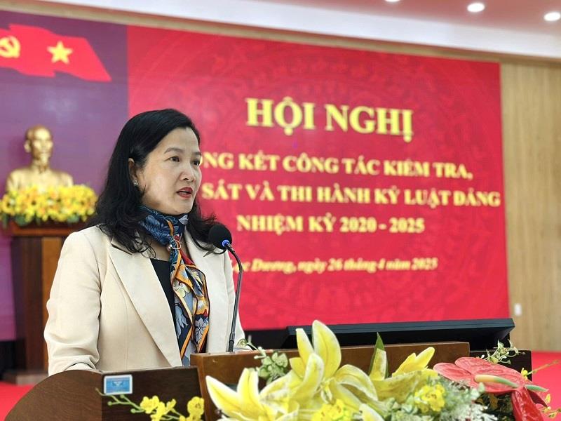 Đồng chí Trần Thị Chúc Quỳnh - Bí thư Huyện ủy Lạc Dương kết luận hội nghị