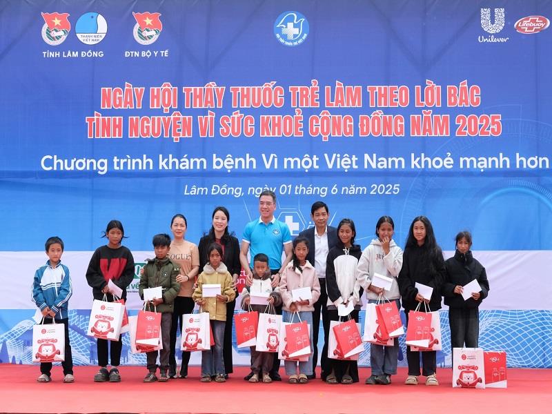 Ban tổ chức tặng quà cho các học sinh nghèo vượt khó học giỏi