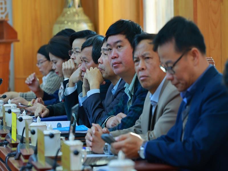 Các đại biểu tại điểm cầu UBND tỉnh quan tâm, lắng nghe báo cáo của Chính phủ