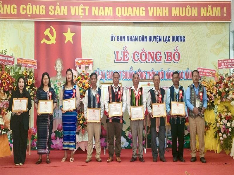 Chủ tịch UBND xã Đạ Sar Liêng Jrang Ha Rô Ky trao Giấy khen của UBND xã cho cá nhân có thành tích trong công tác xây dựng nông thôn mới nâng cao