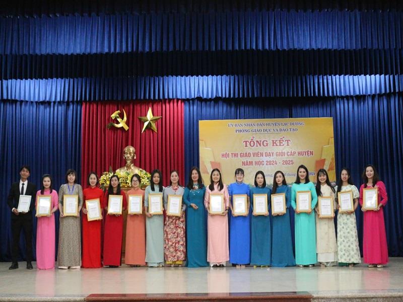 Bà Nguyễn Thị Thủy - Trưởng Phòng GDĐT huyện Lạc Dương trao Giấy khen cho các giáo viên đạt kết quả xuất sắc trong hội thi