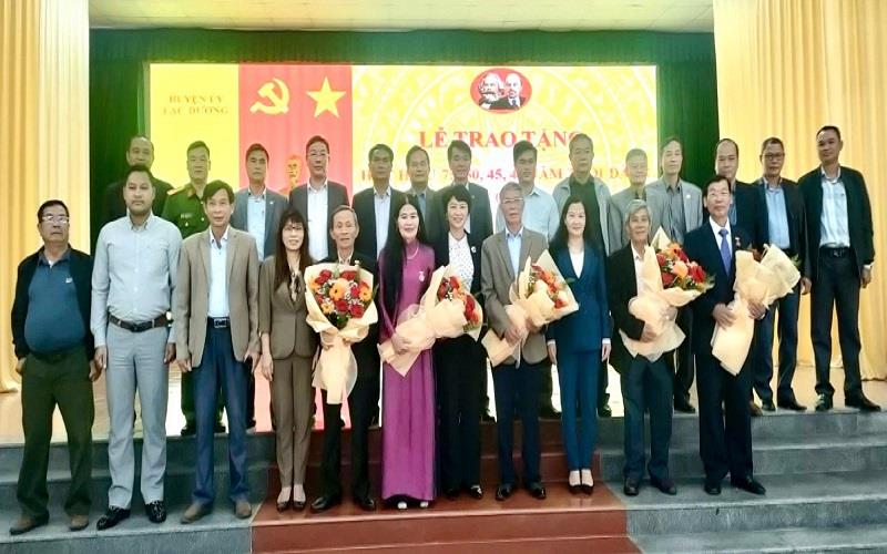 Các đại biểu chụp hình lưu niệm với các đảng viên được trao tặng Huy hiệu Đảng