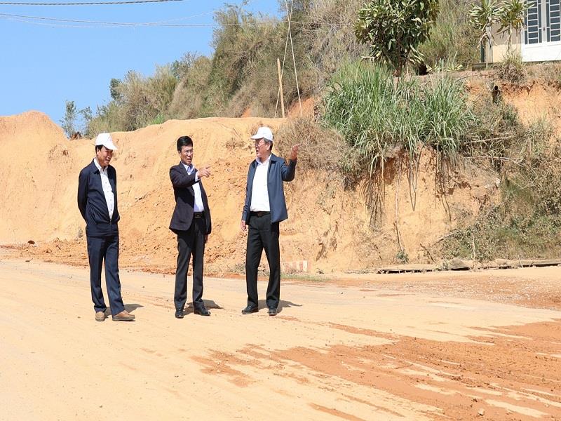 Đoàn công tác đi thực địa Công trình Nâng cấp hệ thống đường và kè chống sạt lở tuyến thị trấn Lạc Dương đi Đà Lạt