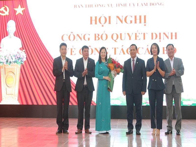 Đoàn ĐBQH và HĐND tỉnh tặng hoa chúc mừng đồng chí Trần Thị Chúc Quỳnh