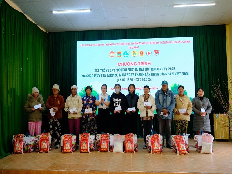 Hội LHPN Việt Nam tỉnh trao tặng các phần quà cho các hội viên hội phụ nữ có hoàn cảnh khó khăn