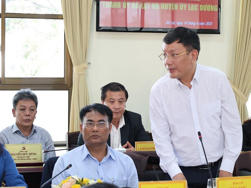 Chủ tịch UBND huyện Lạc Dương Bùi Thế báo cáo tại buổi làm việc