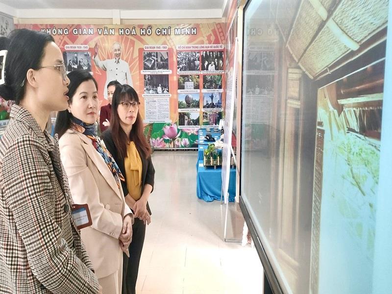 Bí thư Huyện ủy Lạc Dương Trần Thị Chúc Quỳnh tham quan Không gian văn hóa Hồ Chí Minh của Trường THCS-THPT Đạ Sar, cũng là Không gian văn hóa Hồ Chí Minh đầu tiên của Đảng bộ huyện Lạc Dương