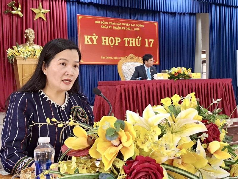 Bí thư Huyện ủy Lạc Dương Trần Thị Chúc Quỳnh phát biểu tại kỳ họp
