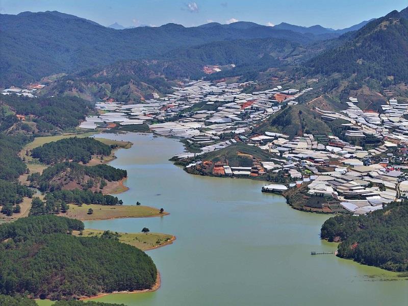 Hồ Đan Kia với diện tích 356,56 ha nằm trên địa bàn thị trấn Lạc Dương, ngoài việc phục vụ cho hoạt động thủy điện, tưới tiêu phục vụ sản xuất nông nghiệp, hồ Đan Kia còn là hồ chứa nước phục vụ cho mục đích cấp nước sinh hoạt của người dân TP Đà Lạt và thị trấn Lạc Dương