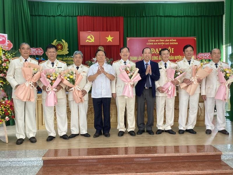 Lãnh đạo Hội Cựu Công an nhân dân tỉnh và lãnh đạo huyện tặng hoa chúc mừng Ban Chấp hành Hội Cựu CAND huyện Lạc Dương nhiệm kỳ 2023 - 2028