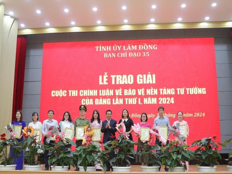 Đồng chí Nguyễn Tấn Lộc - Giám đốc Đài Phát thanh và Truyền hình tỉnh trao Giấy chứng nhận cho các tác giả, nhóm tác giả đạt giải khuyến khích