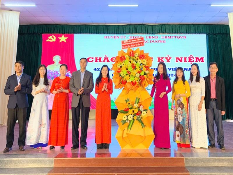 Lãnh đạo Huyện ủy - HĐND - UBND - Ủy ban MTTQ Việt Nam huyện Lạc Dương cũng tặng hoa chúc mừng Phòng Giáo dục và Đào tạo huyện