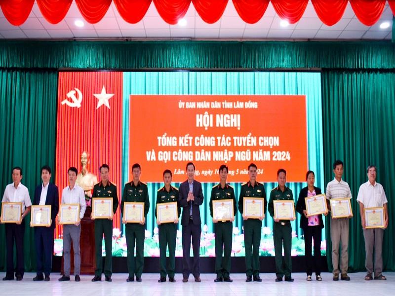 Đồng chí Phạm Triều - Chủ tịch Ủy ban MTTQ Việt Nam khen thưởng các cá nhân có thành tích trong công tác tuyển chọn, gọi công dân nhập ngũ
